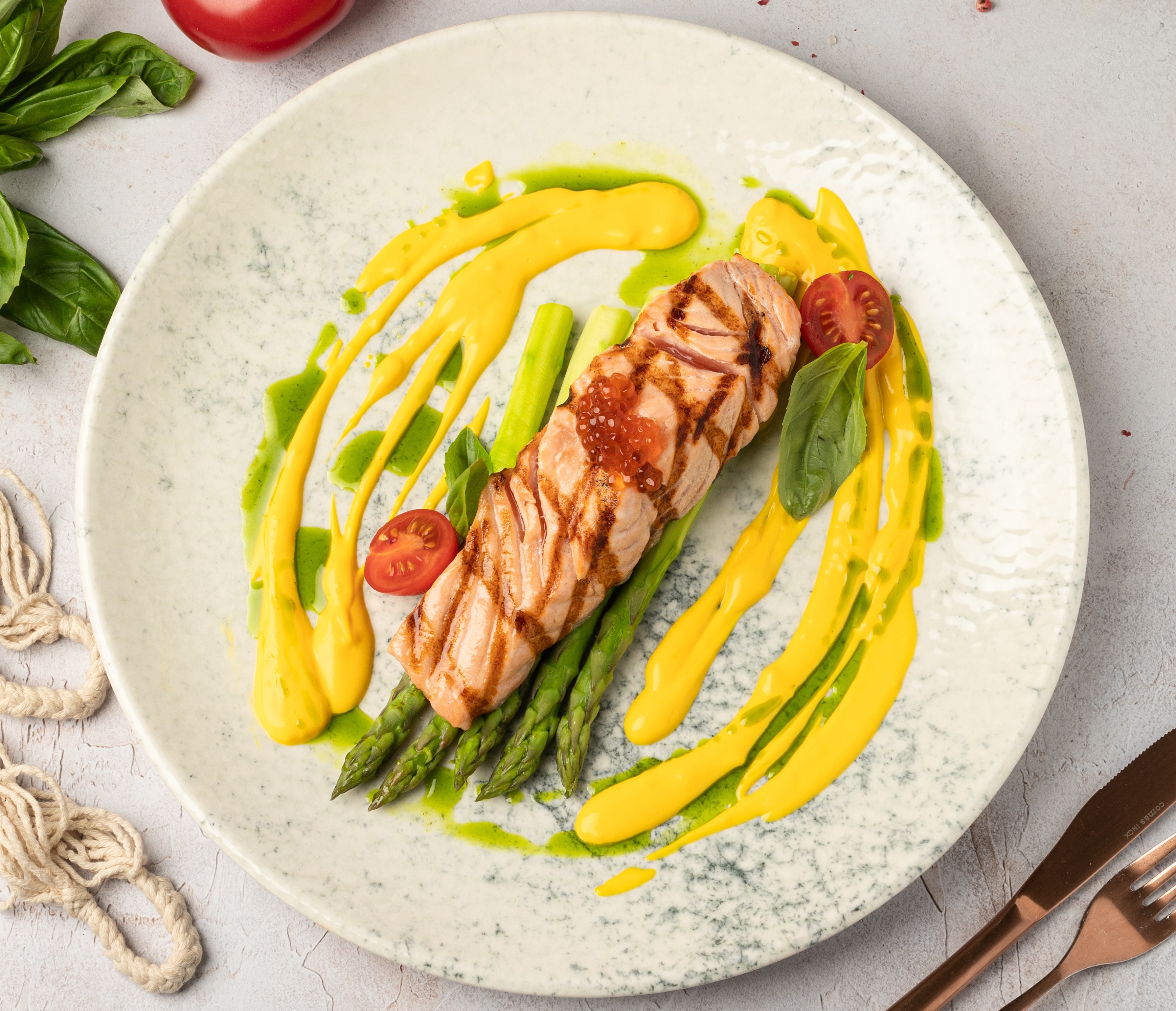 Филе лосося со спаржей и лимонным йогуртом