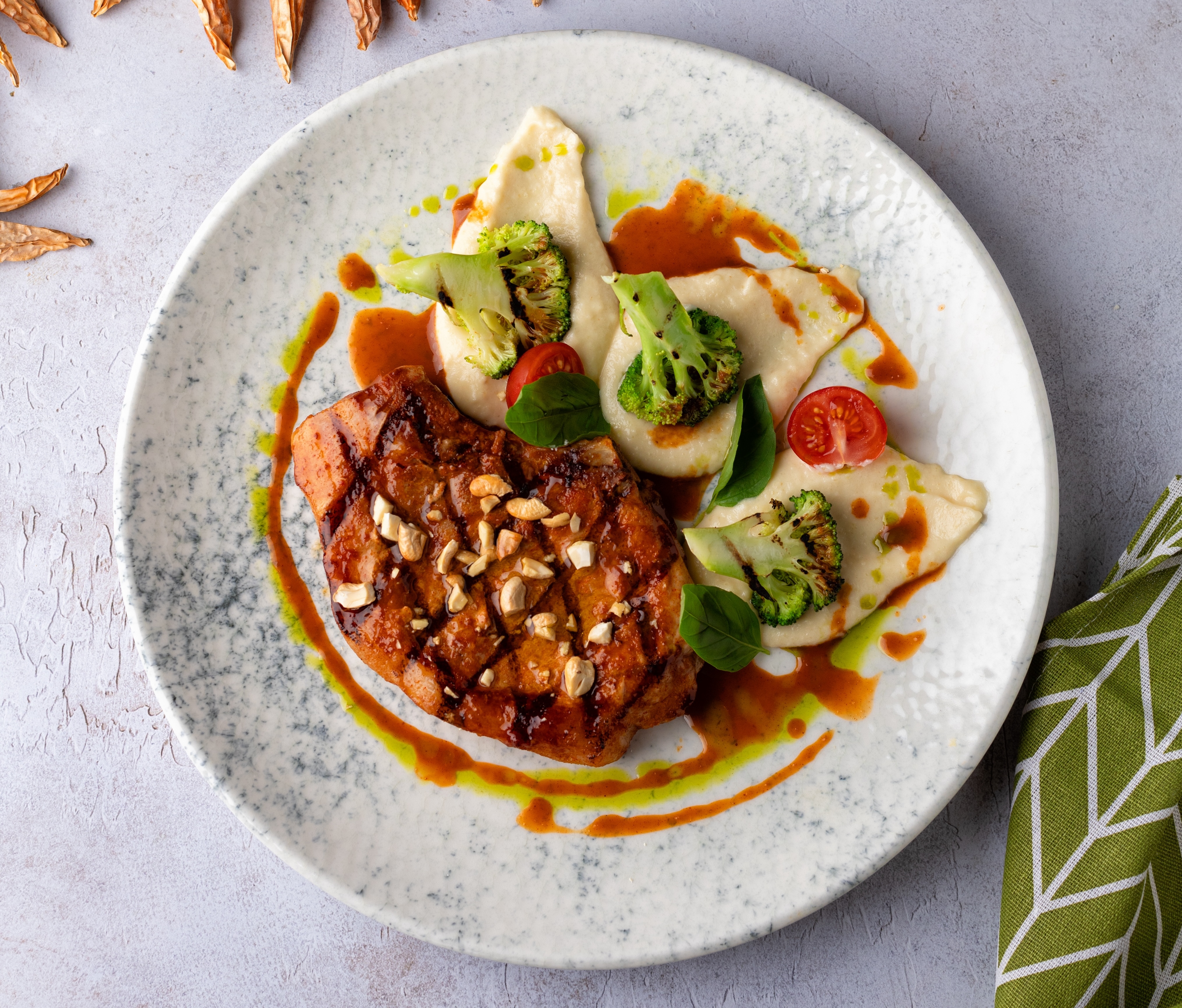 Свиная корейка барбекю с жареным брокколи и орехами кешью